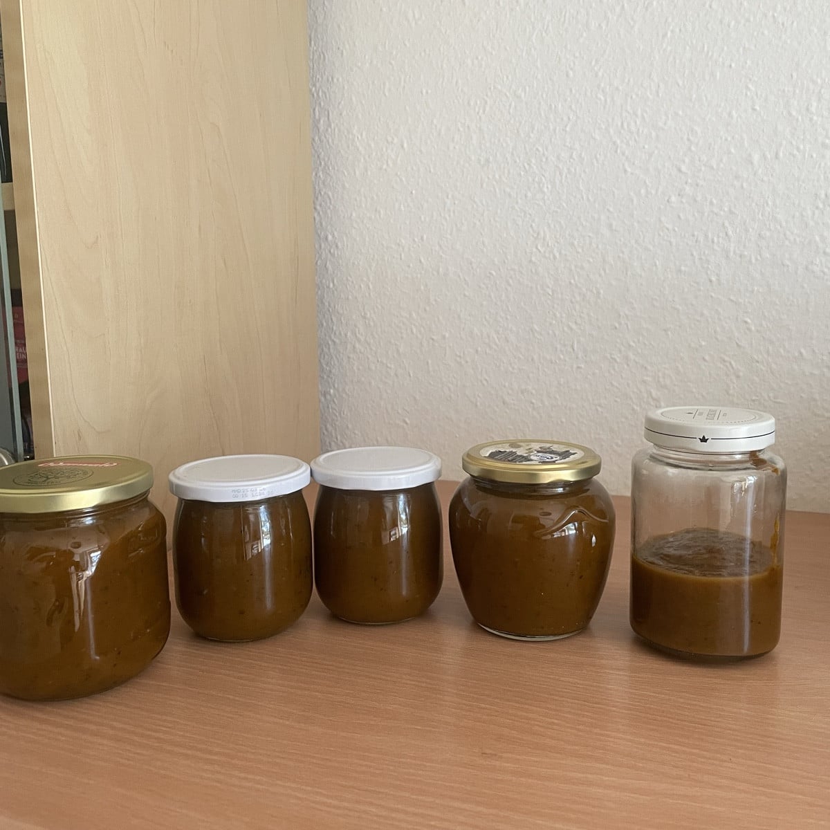 Nach dem Urlaub sind die Zucchinis explodiert. Wenn sie so groß sind, mach ich am liebsten ein scharfes Chutney draus …