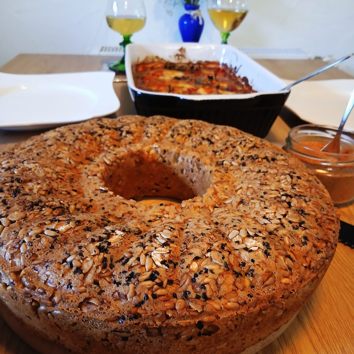 Heute gab es die Reste aus dem Garten mit einem wunderhübschen und leckeren Brot 🥰 und darauf Butter mit selbstgemacht…