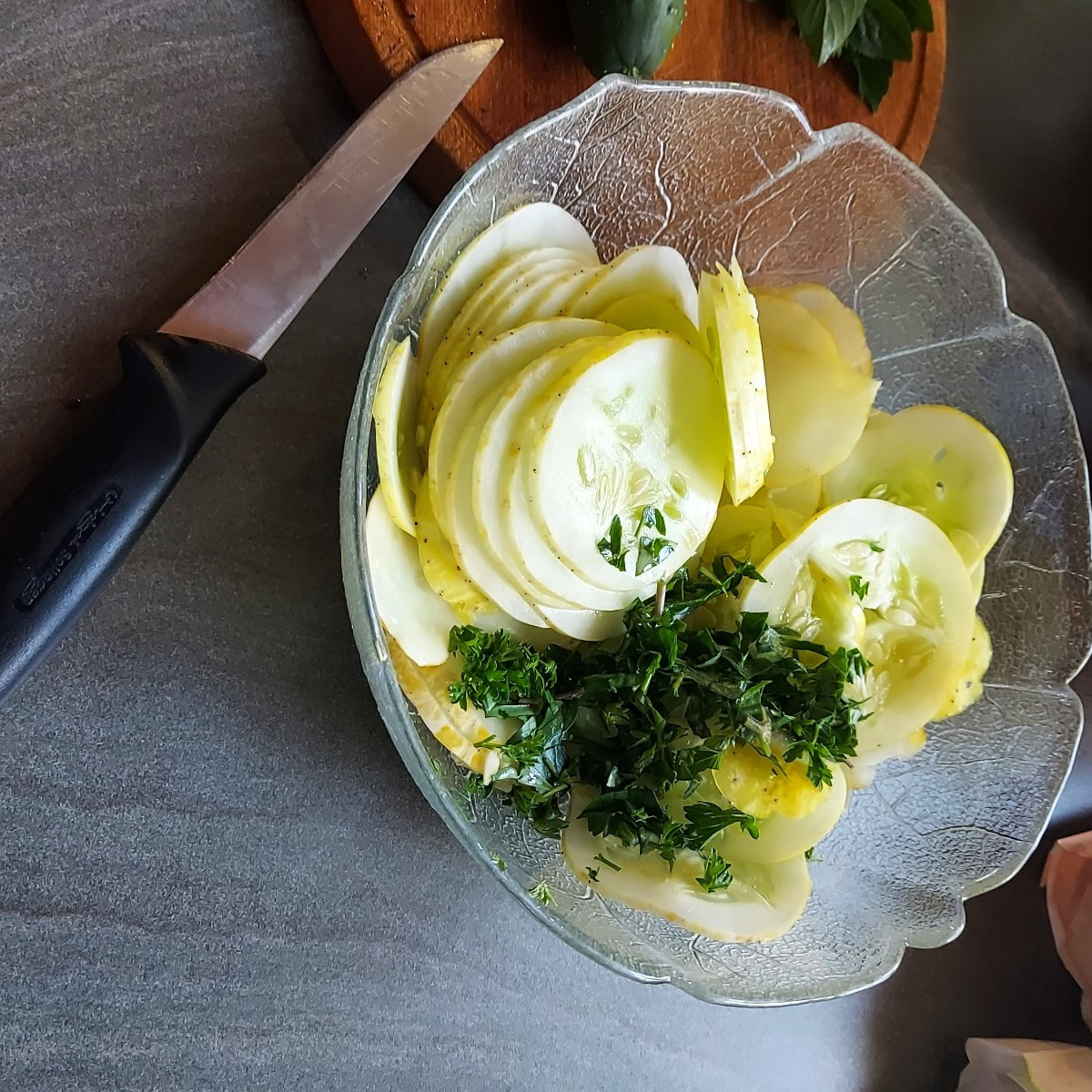 Heute die erste große Ernte reingeholt. Meine ersten Zucchini dieses Jahr 🥰
Einige Gurken hatten wir schon, sowie eine…