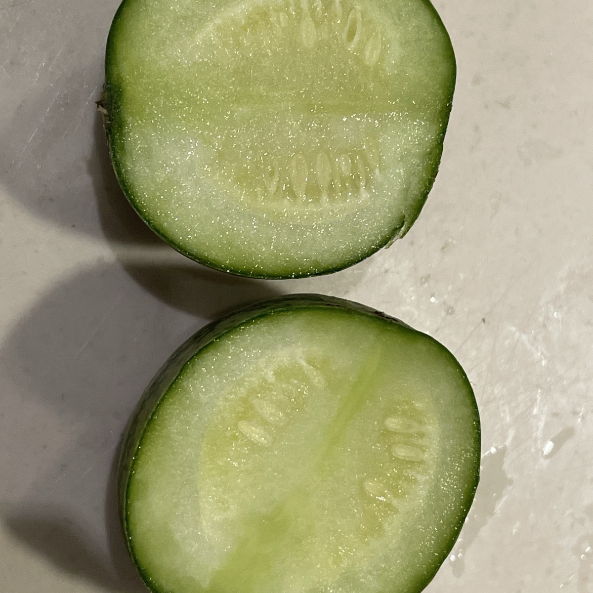  Meine 1,7 kg Mini-Melone von gestern, die hohl klang, aber noch keinen holzigen Stiel hatte, wurde heute geschlachtet …