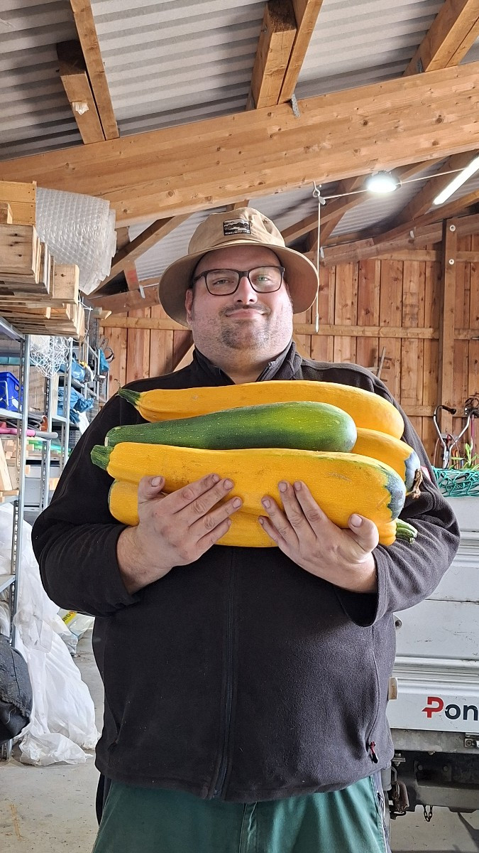 Anfang der Woche hatten wir wieder super Ernteerträge. 58,7 kg Fleischtomaten von dieser größe, 3 Bund gelbe Beete, 8 B…
