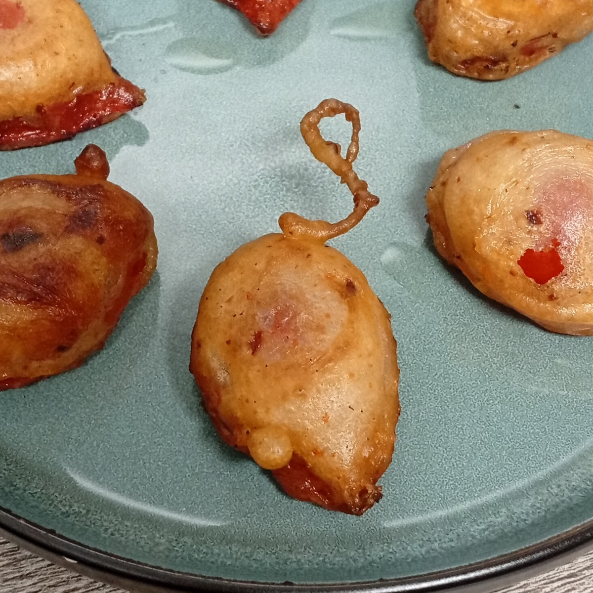 Schlangenhaargurken - einmal mit Schnitzelpanade und einmal im Tempura-Bierteig. Dazu ein Tomatenteller. Und was verste…
