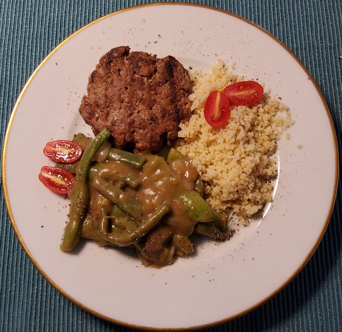 #MeineHerbstküche  Teil 2
➡️ Saure Bohnen mit Fleischküchle und Couscous ⬅️
„Saure Bohna mit Fleischküchla ond Kuskus.“…