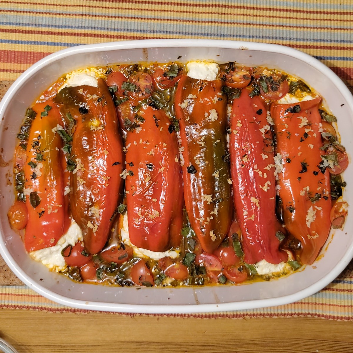 Von der heutigen Ernte gab's: Mit Schafskäse gefüllte Spitzpaprika in Tomatensugo 😋