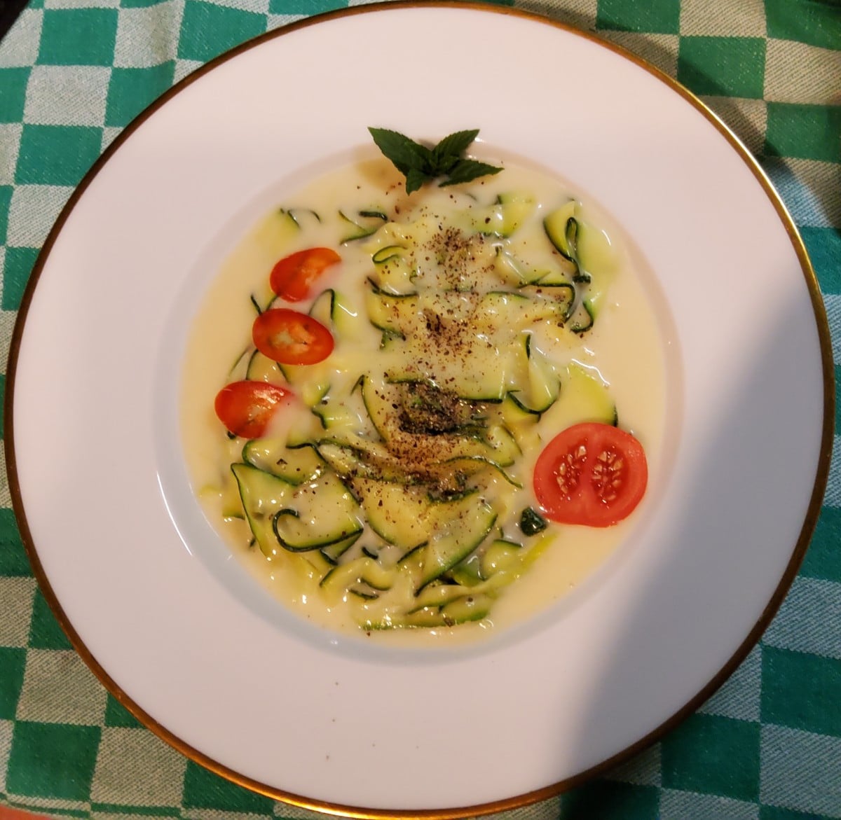 #MeineHerbstküche Teil 3
➡️ Zucchini Tagliatelle an weißer Tomatensauce ⬅️
...Zugegeben, ein bisschen aufwendig ist es …