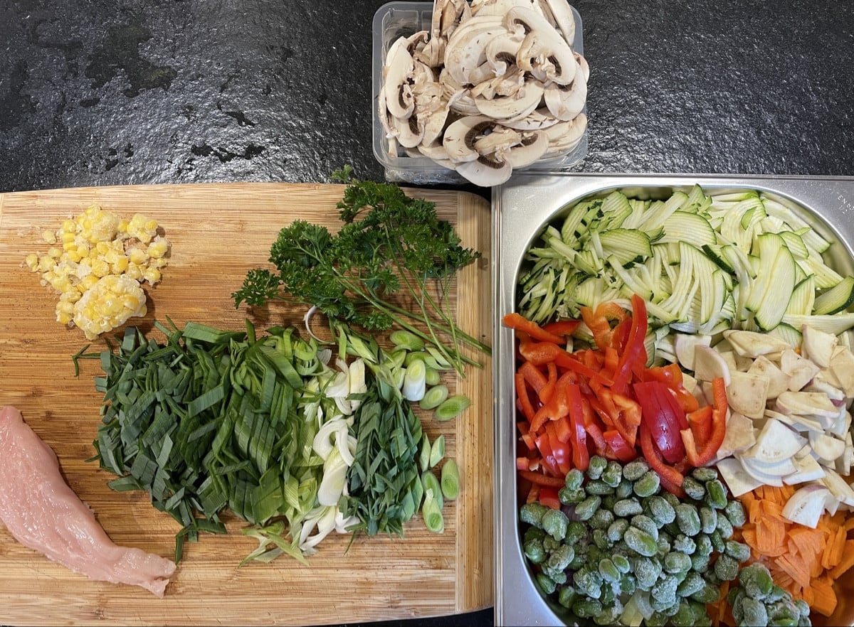 Paprika, Karotte und Champignons stammen nicht aus unserem Garten (theoretisch wären die beiden erstgenannten möglich, …