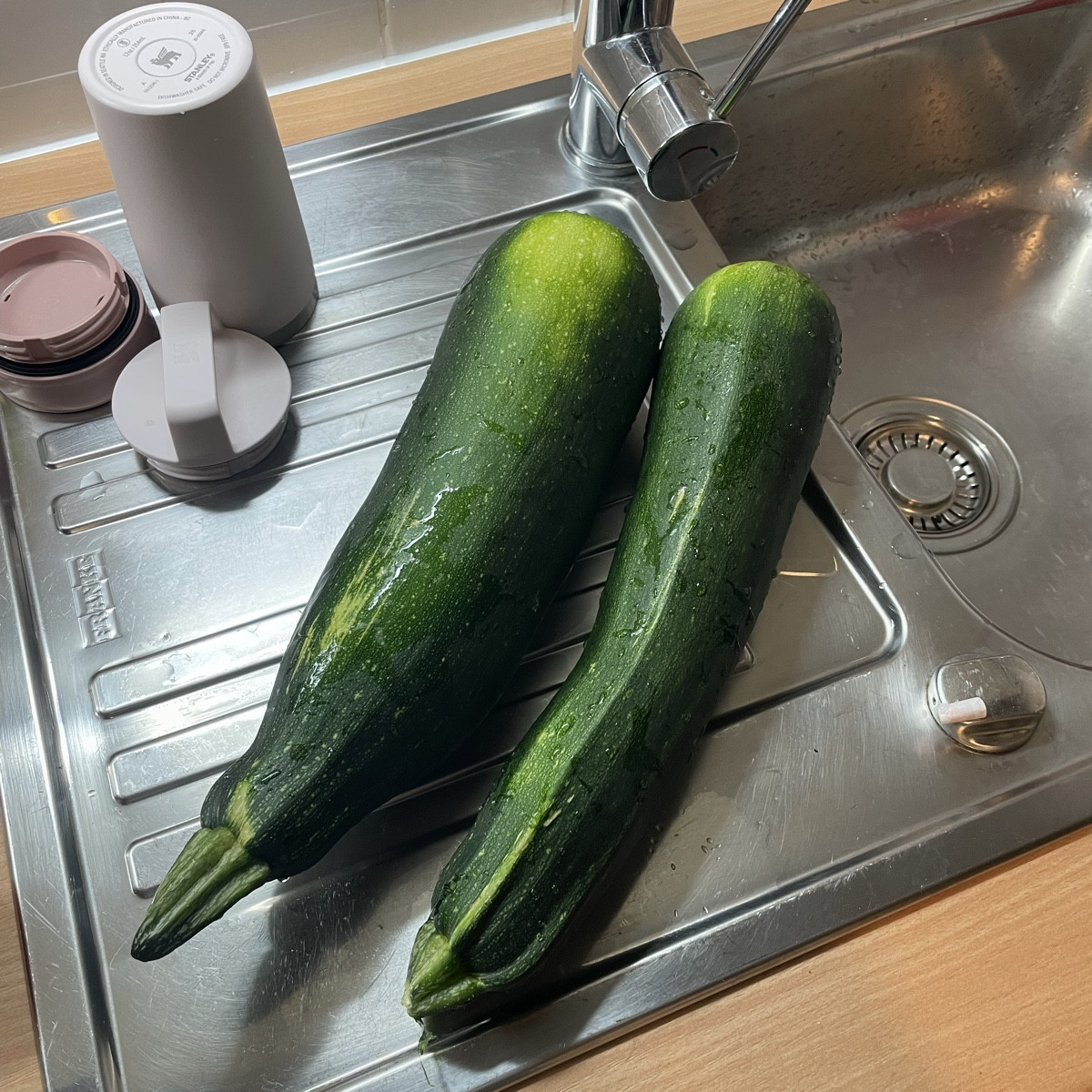 Nach dem Urlaub sind die Zucchinis explodiert. Wenn sie so groß sind, mach ich am liebsten ein scharfes Chutney draus …