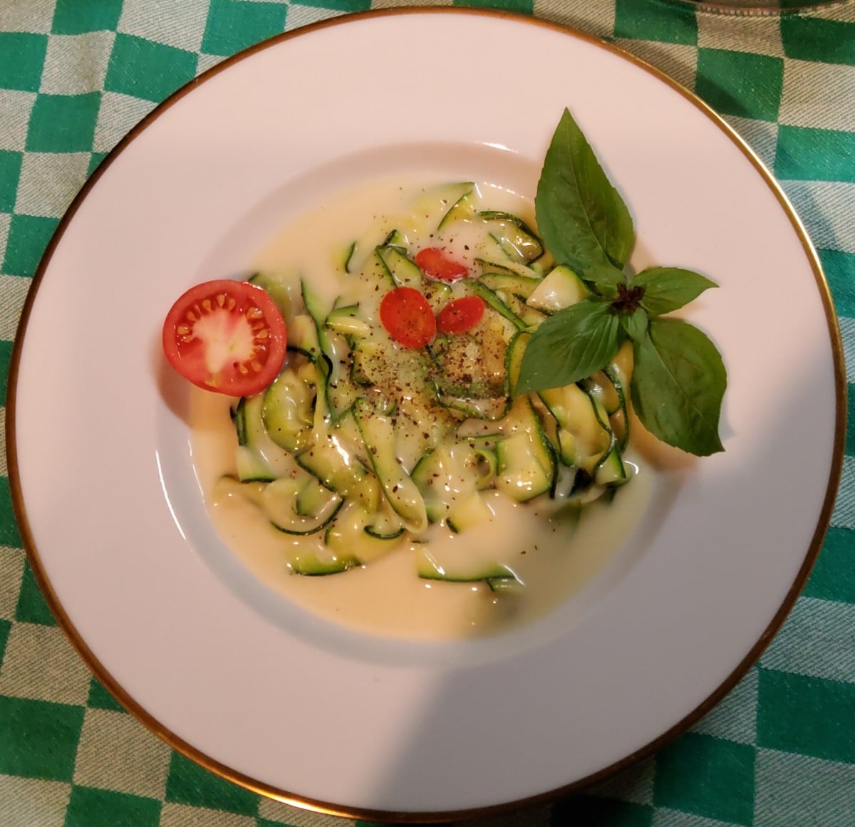 #MeineHerbstküche Teil 3
➡️ Zucchini Tagliatelle an weißer Tomatensauce ⬅️
...Zugegeben, ein bisschen aufwendig ist es …