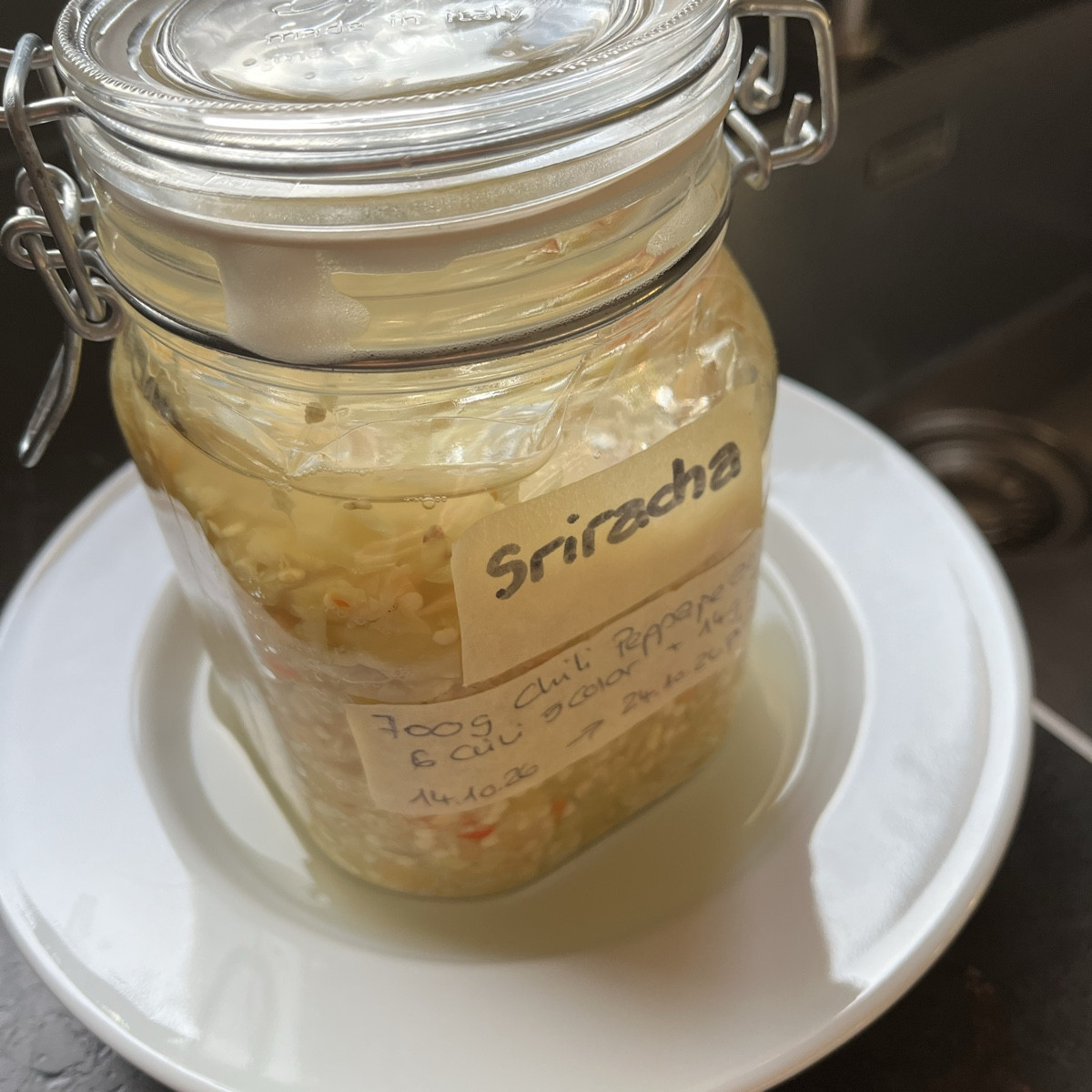Experiment „Sriracha“ um einen Teil der noch übrigen Chili zu verarbeiten. Habe zig komplett unterschiedliche Zubereitu…