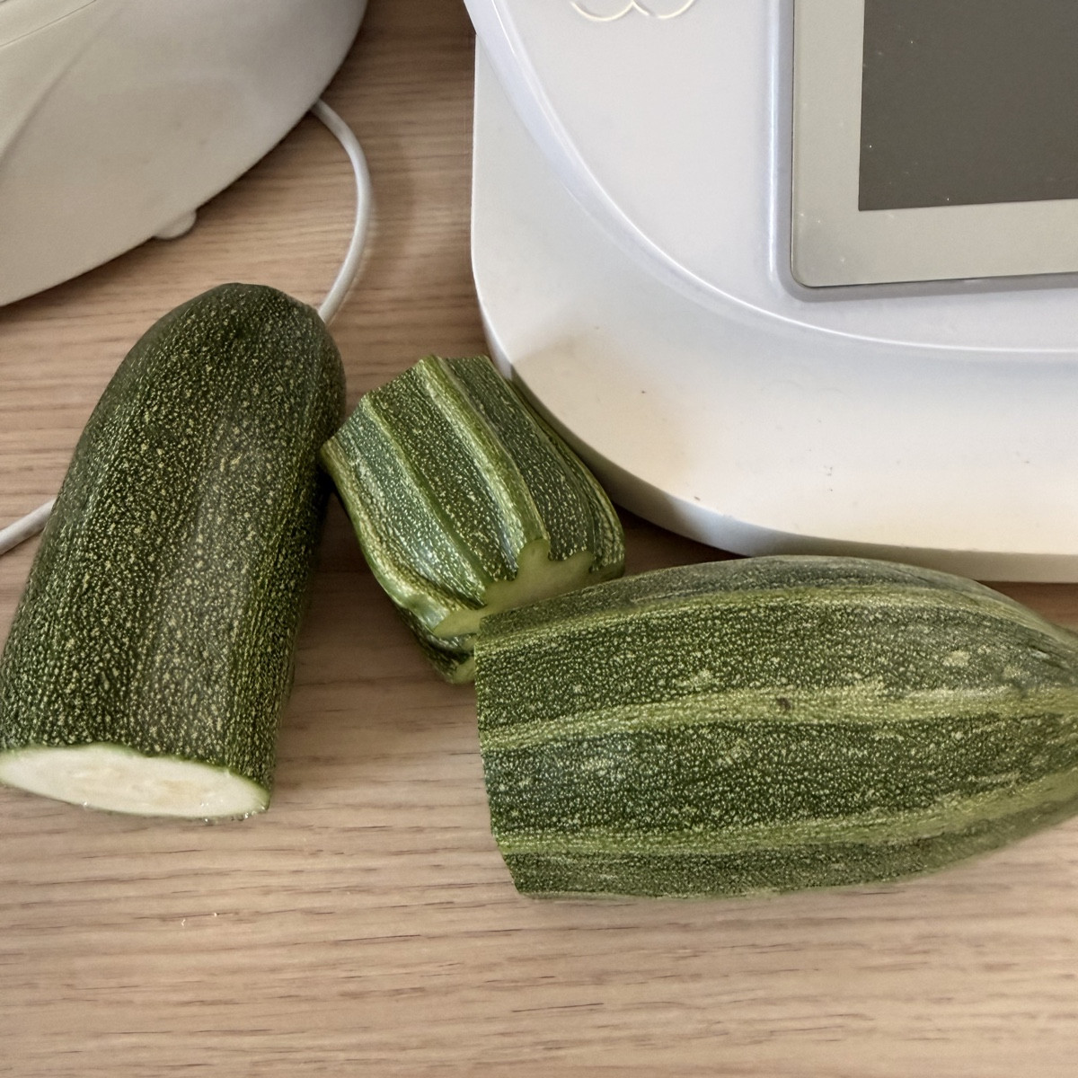 Tomatensoße, die dritte…
Zucchini noch einmal gedörrt
Zucchinibrot zum vierten, weil einfach lecker! Hier nur die Stück…
