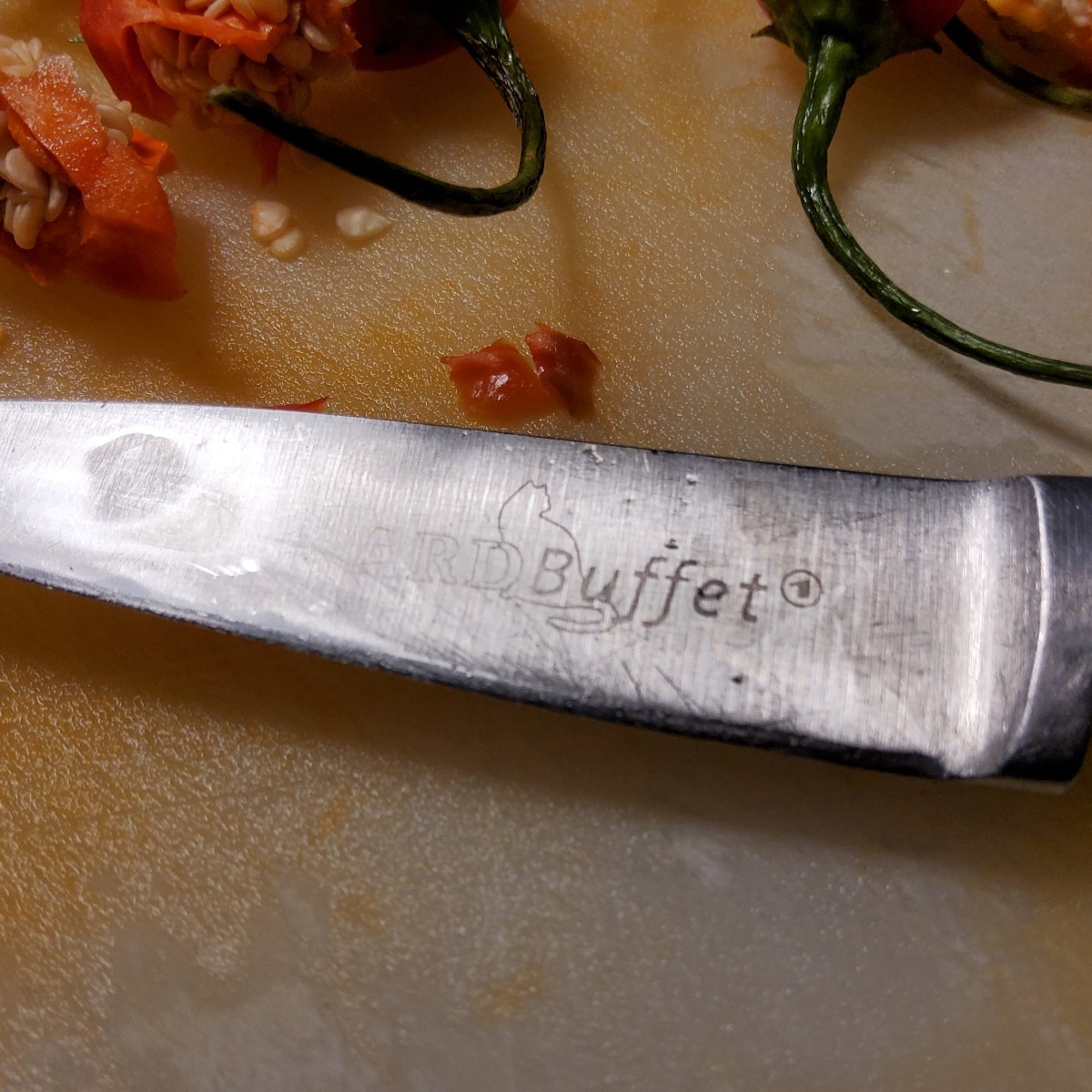 ...wie kürzlich angedroht: Die Chilibeete sind "gerodet",  jetzt geht die Schnippelei für meine "weltberühmte" sweet Ch…