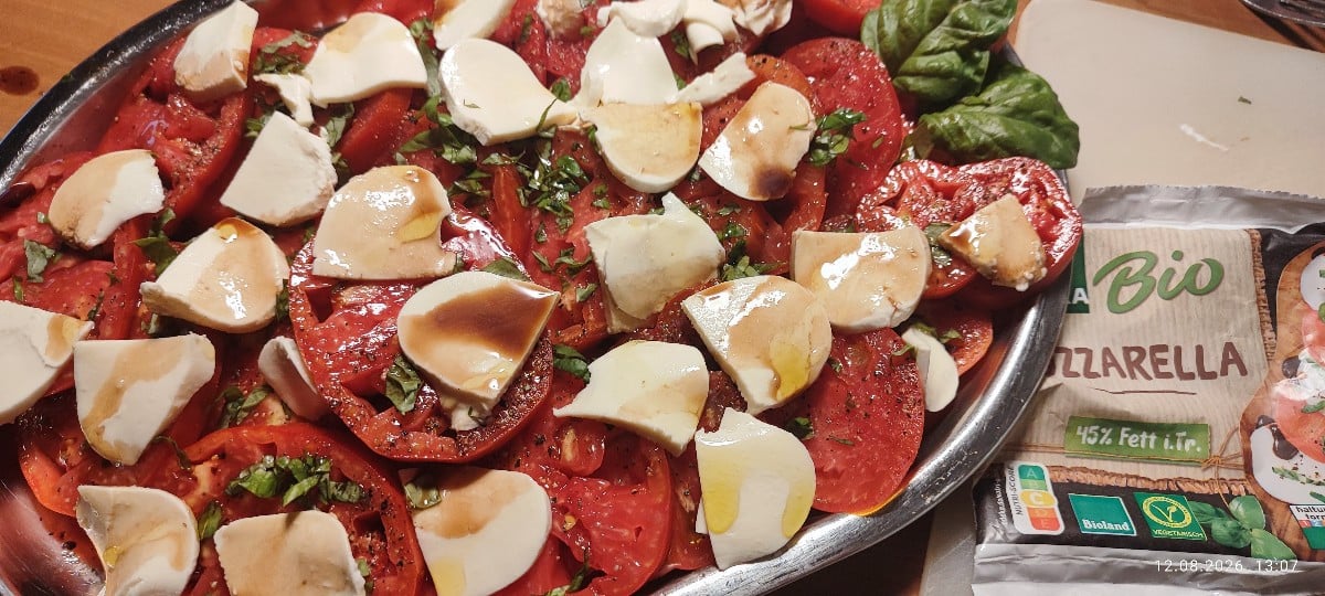 1)... Insalata Caprese geht bei dieser Affenhitze immer! 😋
2)...@andenhorn-67764, trotz hitzebedingter "grüner Ärsche"…