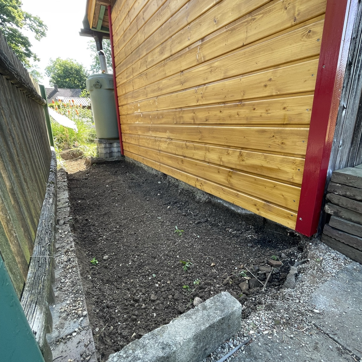 Ein weiteres Projekt ist fertig 💪🏼😄

Die Regenrinne wurde erneuert, hinterm Haus gepflastert und eine neue 300L Rege…