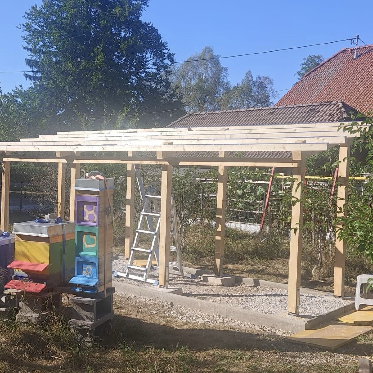 garteln mal anders… endlich wird der bienenunterstand fertig, heut noch streichen und dach drauf… :-)