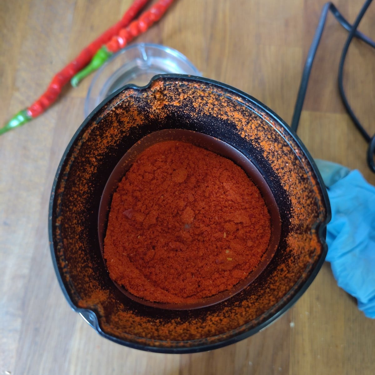 Und diverse Chilipulver sind in Arbeit. Hier was mildes. Ansonsten immer mit Mund/Nase Schutz😷🥵