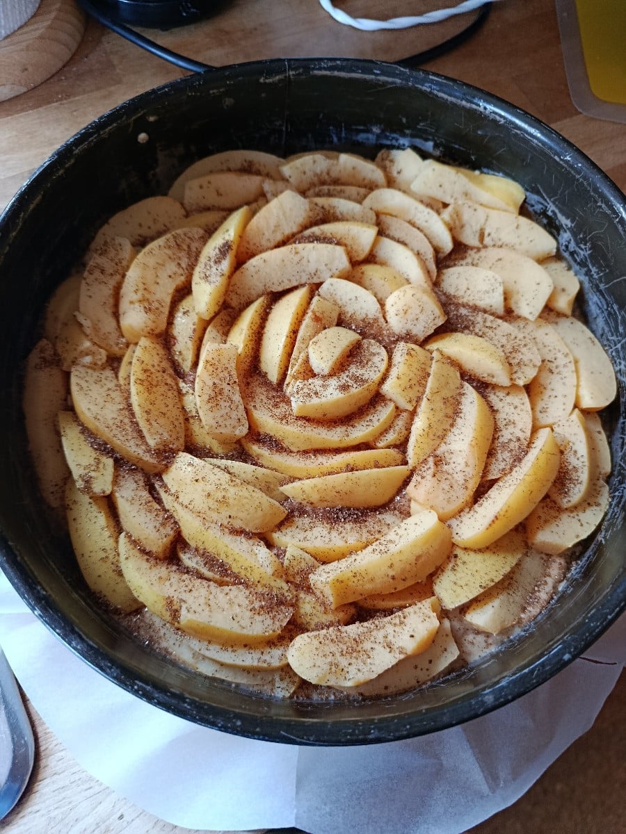 Für die Quittenfreunde unter euch. 
Rührkuchen mit Quitte und Zimtstreuseln. Frisch aus dem Ofen.
Die Quitte ist so vie…