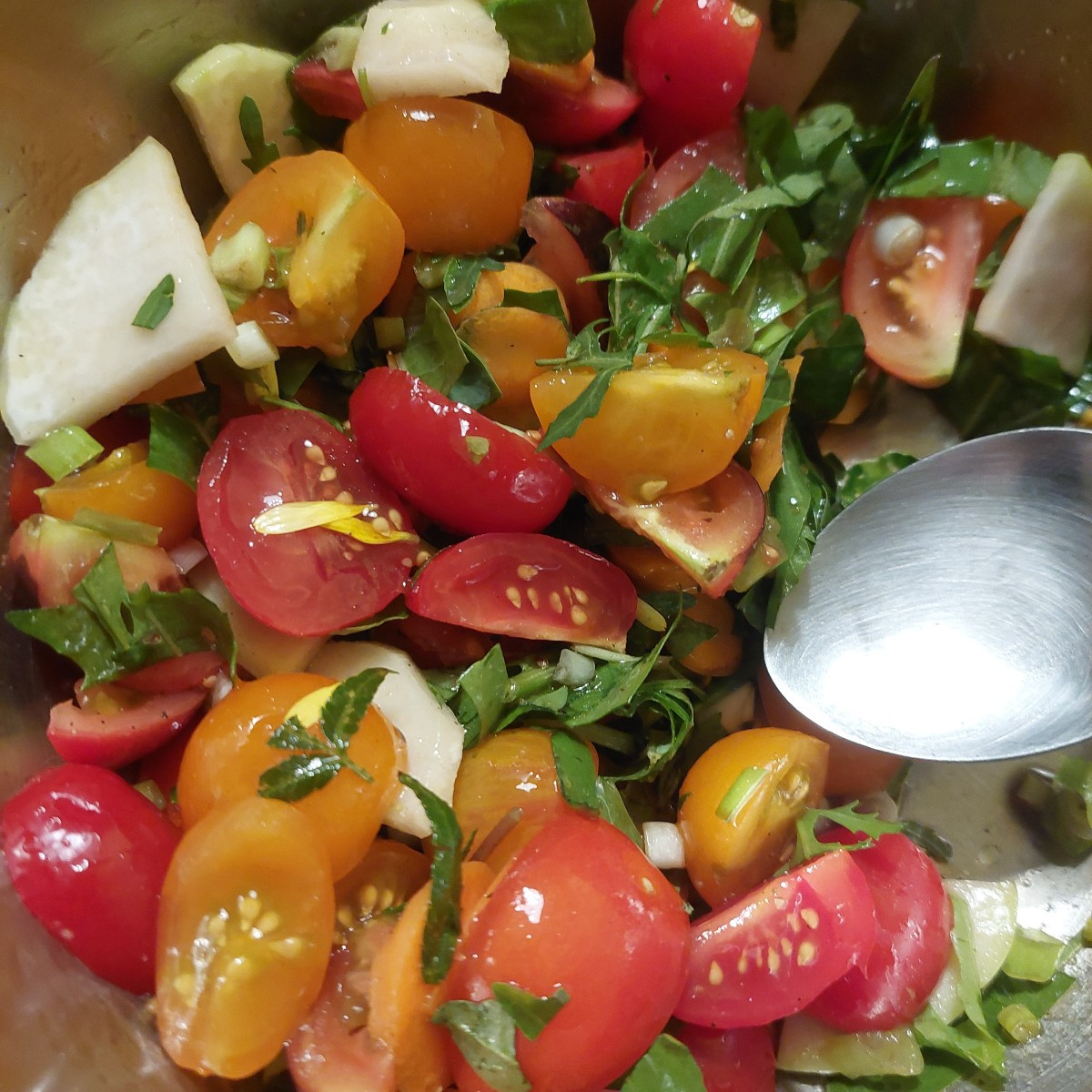Kleine Ernte gestern. Aber fürn Tomatensalat hats gereicht.
Wie rot muss die Black Strawberry wetden? Reicht das schon?…