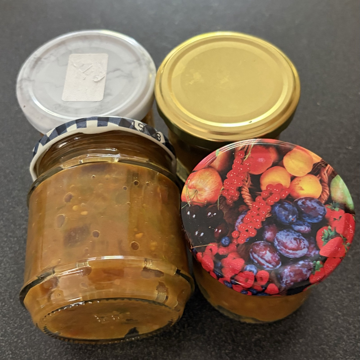 2 Möhren für Brühe geerntet. Roh oder als Gemüse würde ich sie nicht mehr essen 🙈. 
Zum ersten Mal Grüne-Tomaten-Chutn…