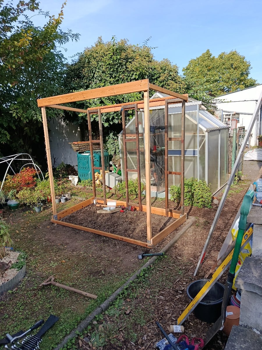 Update Tomatenhaus. Bis auf die Einschlaghülsen alles upgecycelt.
Wir haben heute rangeklotzt. Morgen kommen noch die D…