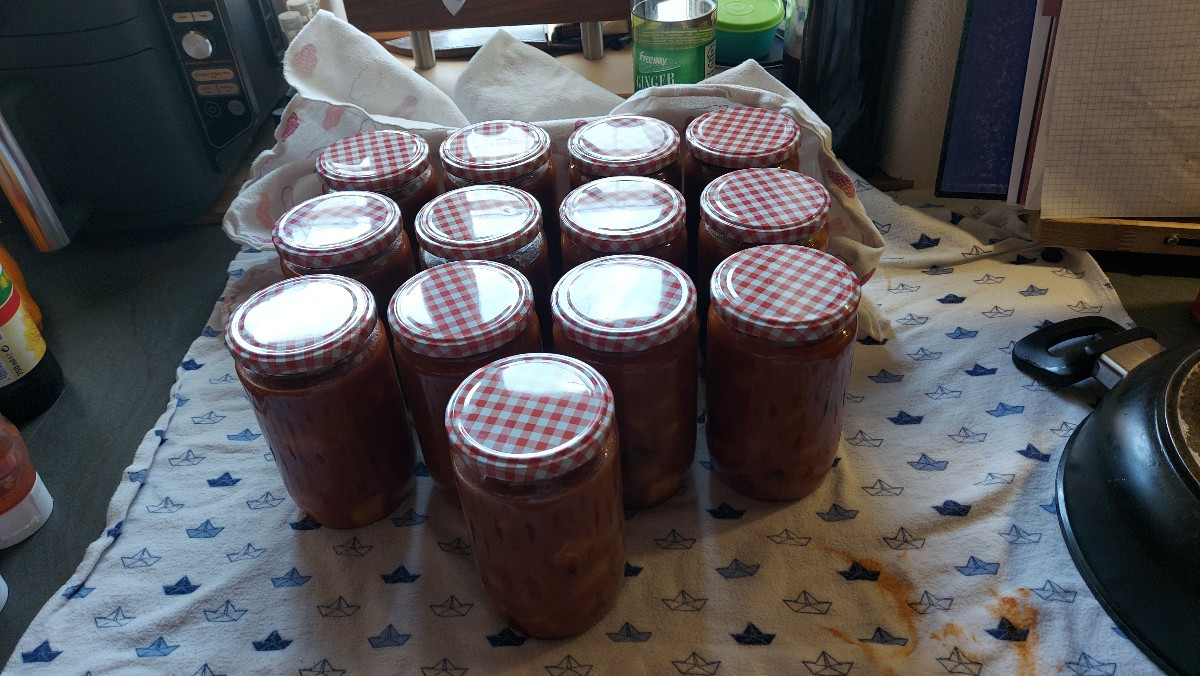 So fertig, es sind 13 Gläser a' 720ml geworden. 
Wie sagte mein Sohn (5) grad das riecht lecker 🥰🤤