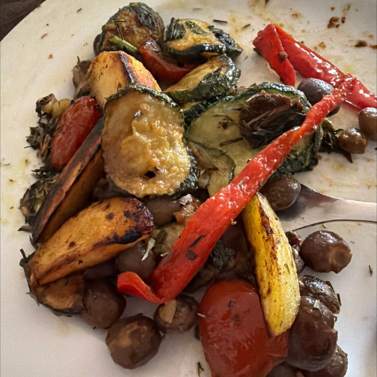 Das erste Essen komplett aus dem Garten:
Zucchini, Kartoffeln, Rosmarin, Knoblauch, Basilikum, Paprika und Kaiser-Fried…