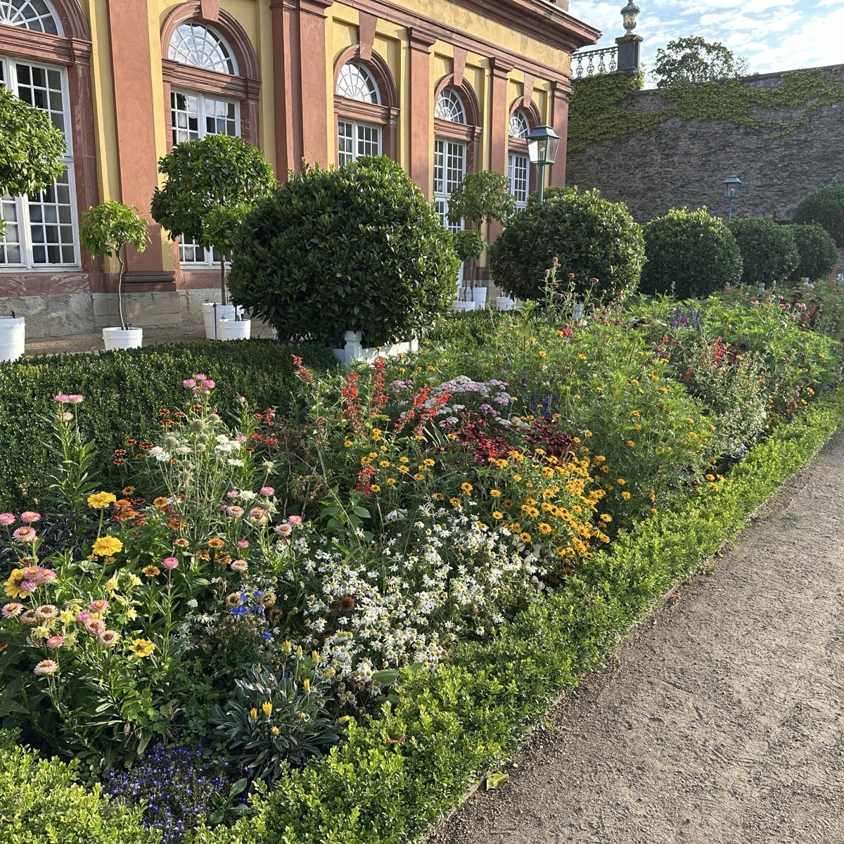 Übers Wochenende war ich in Weilburg an der Lahn. Und sooo begeistert von dem kleinen Schlosspark. Er steht unter Denkm…