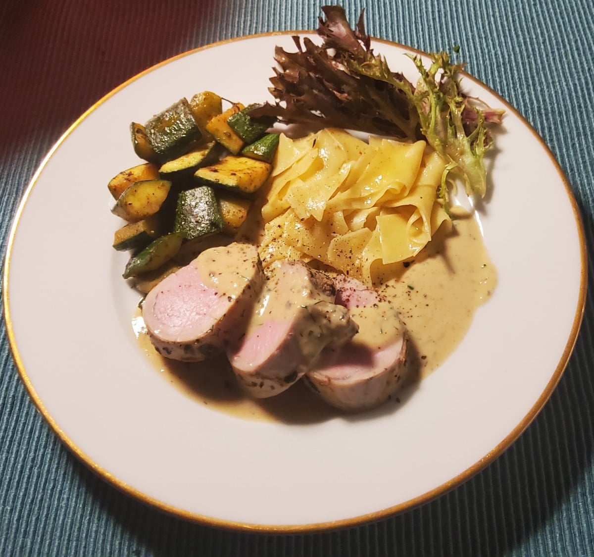 Meine Sommerküche Teil 14
➡️ Schweinefilet, rosa gebraten, an Zucchini-Gurkensauce, Zucchini-Gurkengemüse, Tagliatelle …
