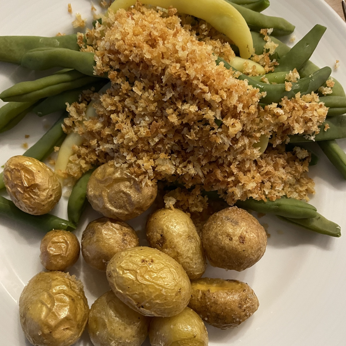 #einkaufenimgarten (Bild 1)

ein kleiner Helfer lugte bei der Spitzpaprika hervor (Bild 2) und es hängen noch 15 Frücht…