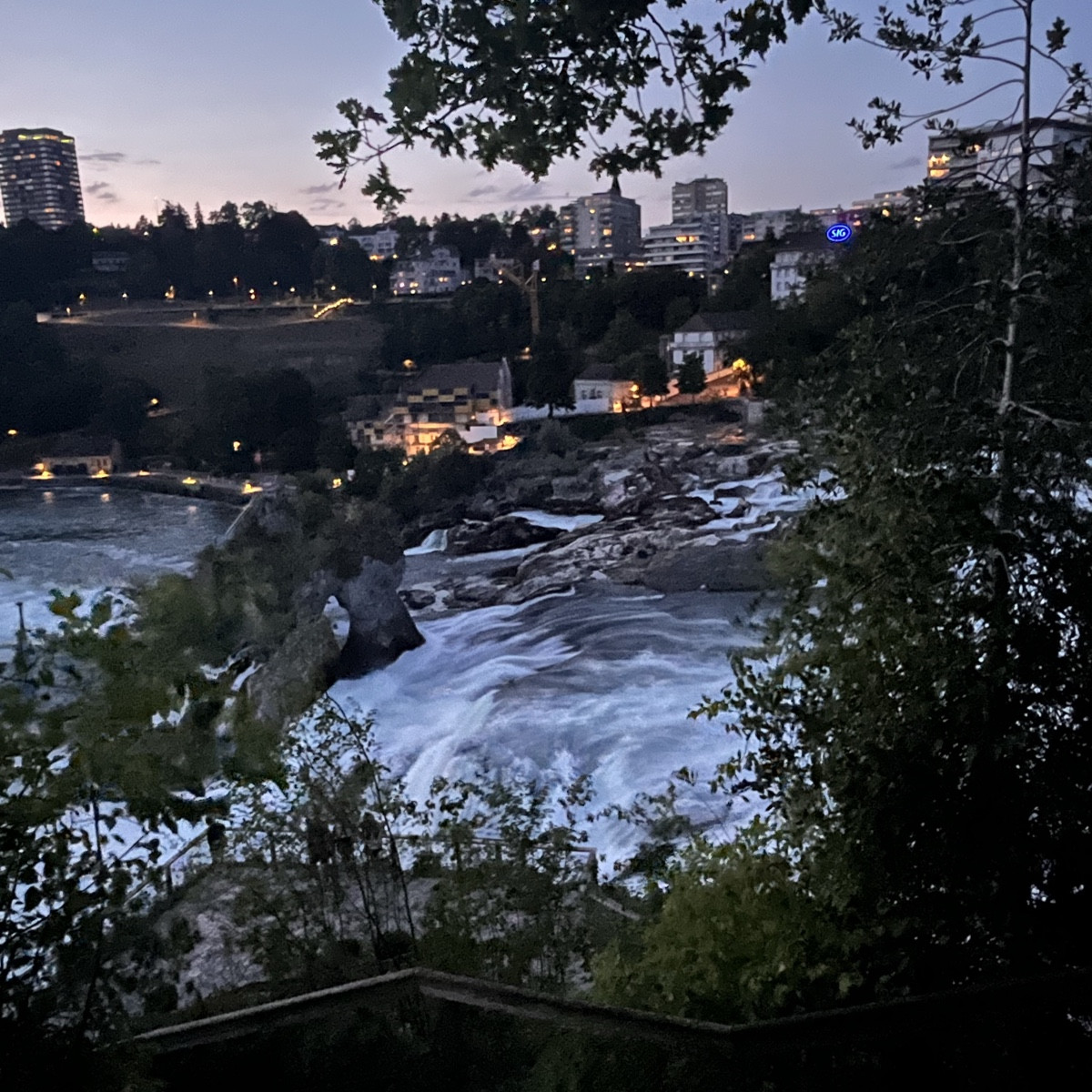 Das Loch im Felsen ist dort vor Ort genau so  - der Fels ist mitten im Rheinfall 😌