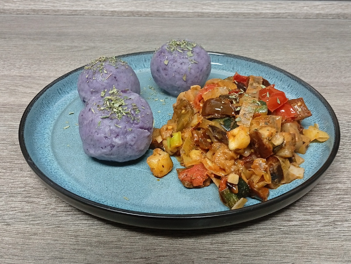 Mal ein paar neue Rezepte ausprobiert: Ein Äthiopischer Auberginen-Paprika-Topf mit selbstgemachtem Berberegewürz. 
Lil…