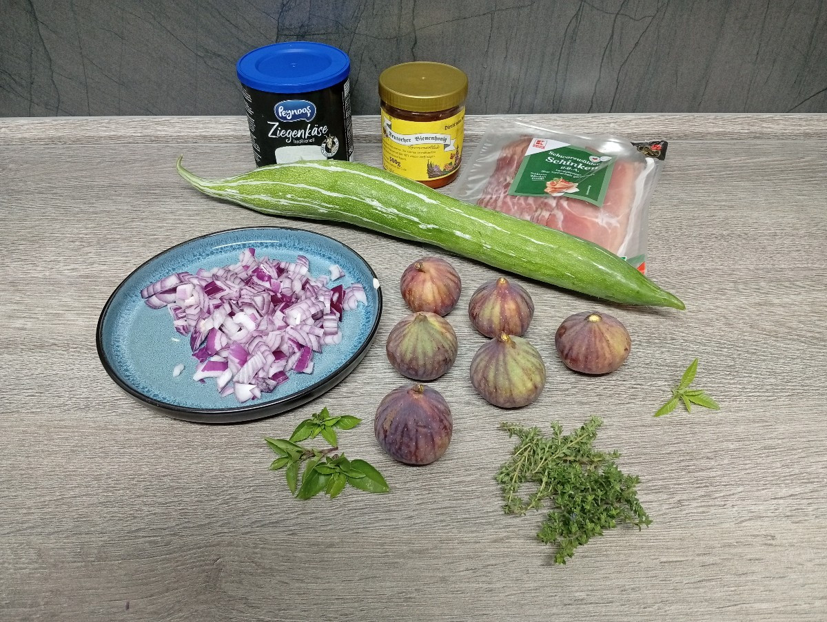 Schlangenhaargurken-Boote mit zweierlei Füllung. War richtig lecker. 😋
