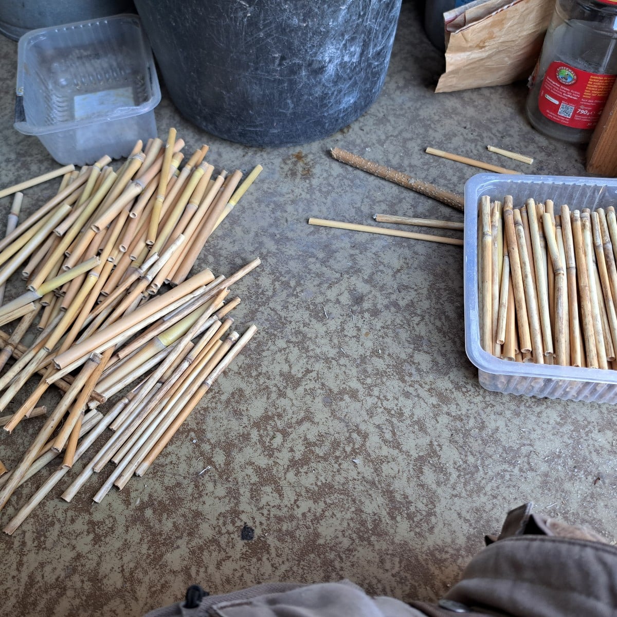 Da es nicht mehr soviel zu machen gibt im Garten. Habe ich heute das große Insektenhotel weiter befüllt Bambus und Schi…
