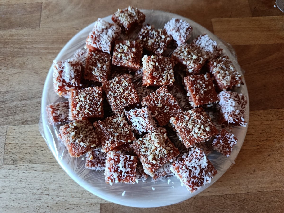 Quittenkonfekt ist fertig. Gelierzucker 2:1 , im Ofen bei 100°C vier Stunden trocknen lassen oder im Dörrautomat. 
Gewä…