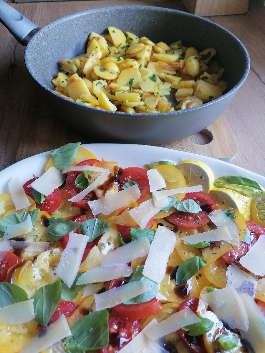Heute gab's Bratkartoffeln von der frisch geernteten Bernina und dazu Tomatencarpaccio aus Florentine und Silbertanne …