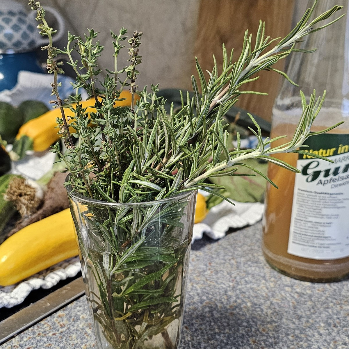 So langsam werden die tomaten. Letztes jahr um die zeit hatte ich kiloweise geerntet und eingemacht. Naja, dafür habe i…
