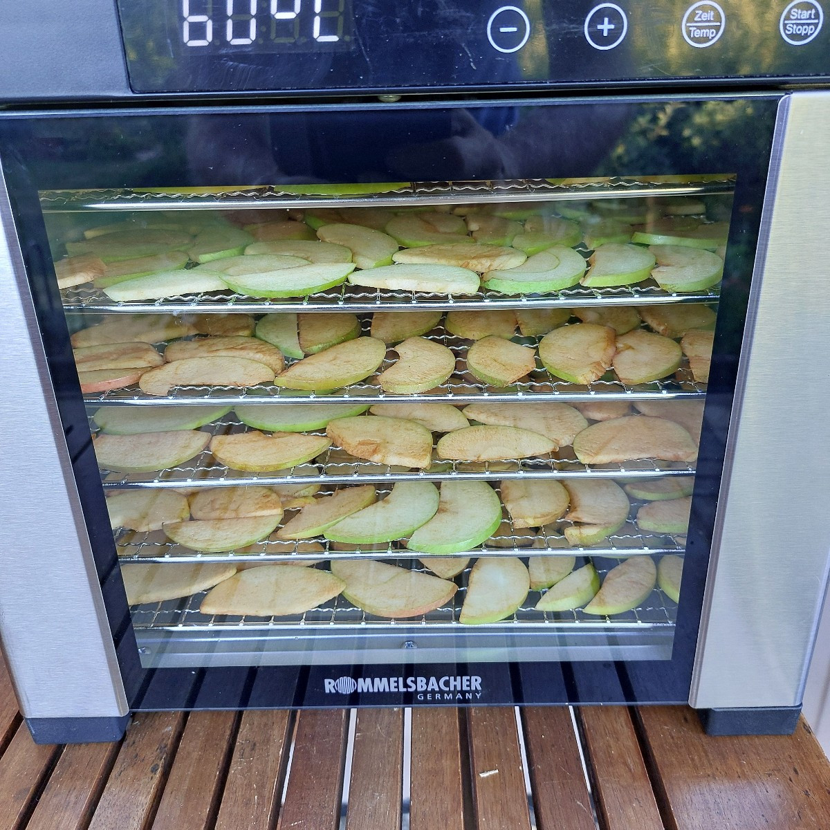 Meine Feigen brauchen noch etwas!
Das Dörrgerät läuft trotzdem, auch über Solaranlage.
