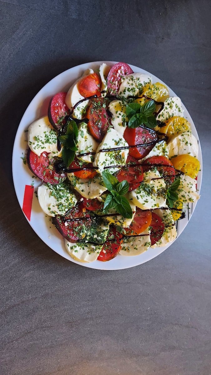 Jetzt wo die Tomaten in größerer Menge gleichzeitig reif werden, gab es bei uns Tomate-Mozzarella als Beilage zum Grill…