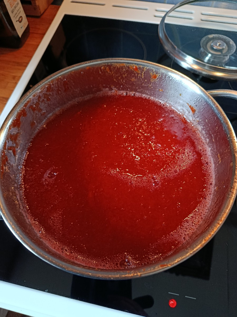 Es ging dann gleich ans Verarbeiten, weil sie ja schnell verderben, die #wildenmirabellen
Aufkochen und wenn sie schön …
