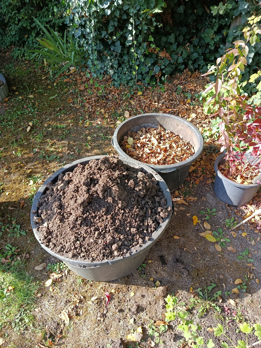 Das erste Hochbeet ist abgetragen und es war echt bitter nötig. Die untere Erde war so hart, dass nur massive Schläge s…