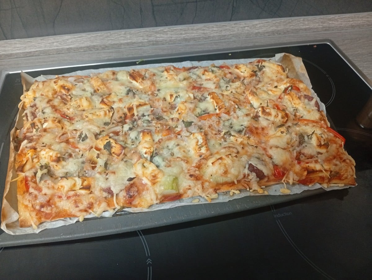 Nachdem wir heute Schmorgurken und Honig-Senf-Gurken eingekocht hatten, gab es zum Mittag eine Gurken-Paprika-Pizza. Si…