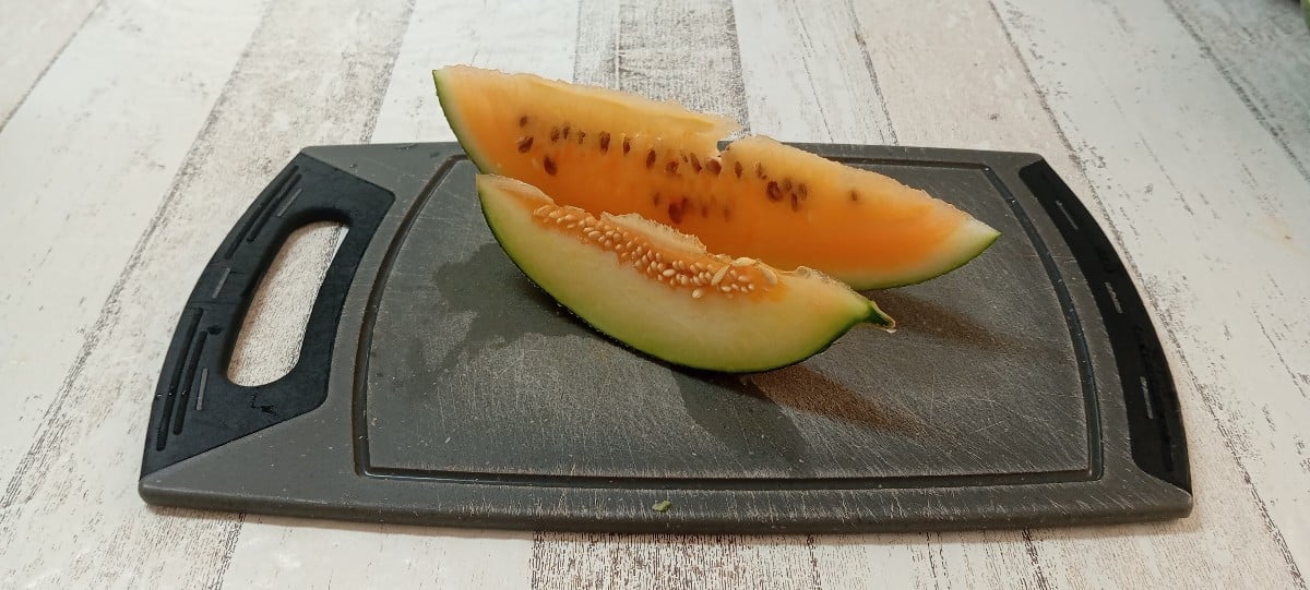 Heute gibt es meine ersten Melonen. 🤗 
- 🍉 Wassermelone Sweet Sibirian ist schon etwas trocken, hätte mehr Wasser ver…