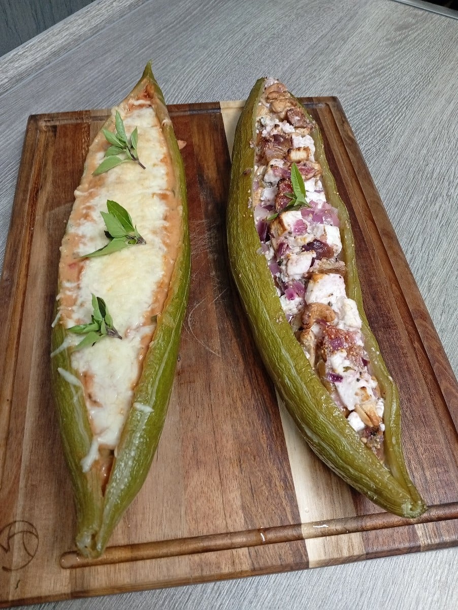 Schlangenhaargurken-Boote mit zweierlei Füllung. War richtig lecker. 😋