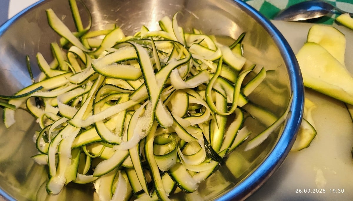 #MeineHerbstküche Teil 3
➡️ Zucchini Tagliatelle an weißer Tomatensauce ⬅️
...Zugegeben, ein bisschen aufwendig ist es …