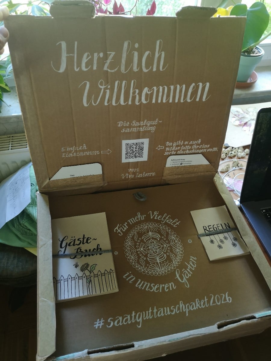 Das Saatguttauschpaket ist bereit für die zweite Runde. Das Paket ist neu verpackt und hat nun ein bisschen Klebeband b…