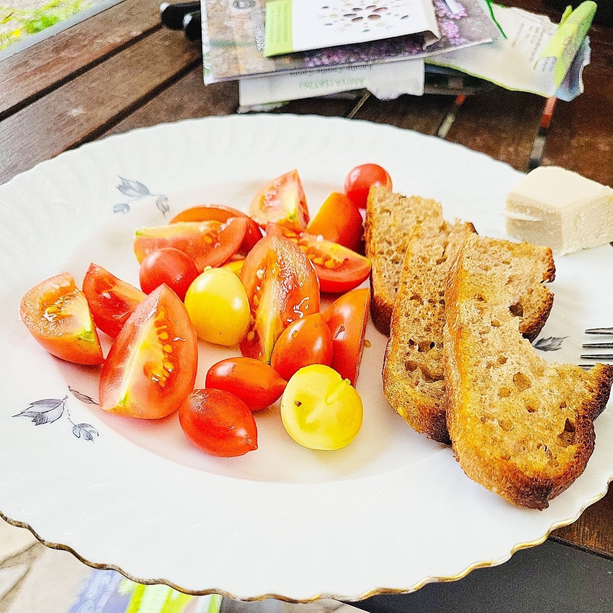 Mulch, Mulch, Mulch!!!!
Das Hochbeet wurde jetzt mit Bokashi, grobem und feinen Kompost aufgefüllt, gut gewässert und d…