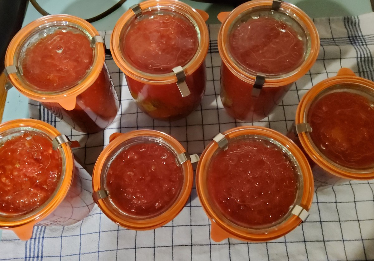 ...Heute mal die erste Charge Tomaten eingeweckt...🤩...
...mit etwas Glück könnte es nochmal genauso viel geben,  dann…