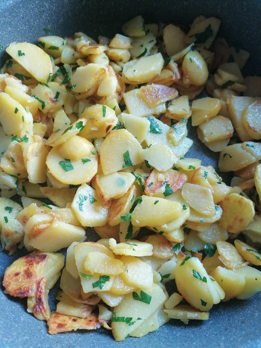 Heute gab's Bratkartoffeln von der frisch geernteten Bernina und dazu Tomatencarpaccio aus Florentine und Silbertanne …