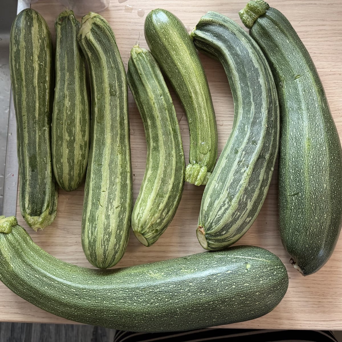 Endlich habe ich auch mal Zucchini-Schwemme 🤪
Brombeeren werden dieses Jahr zu Saft und Eis verarbeitet.
Aroniabeeren …