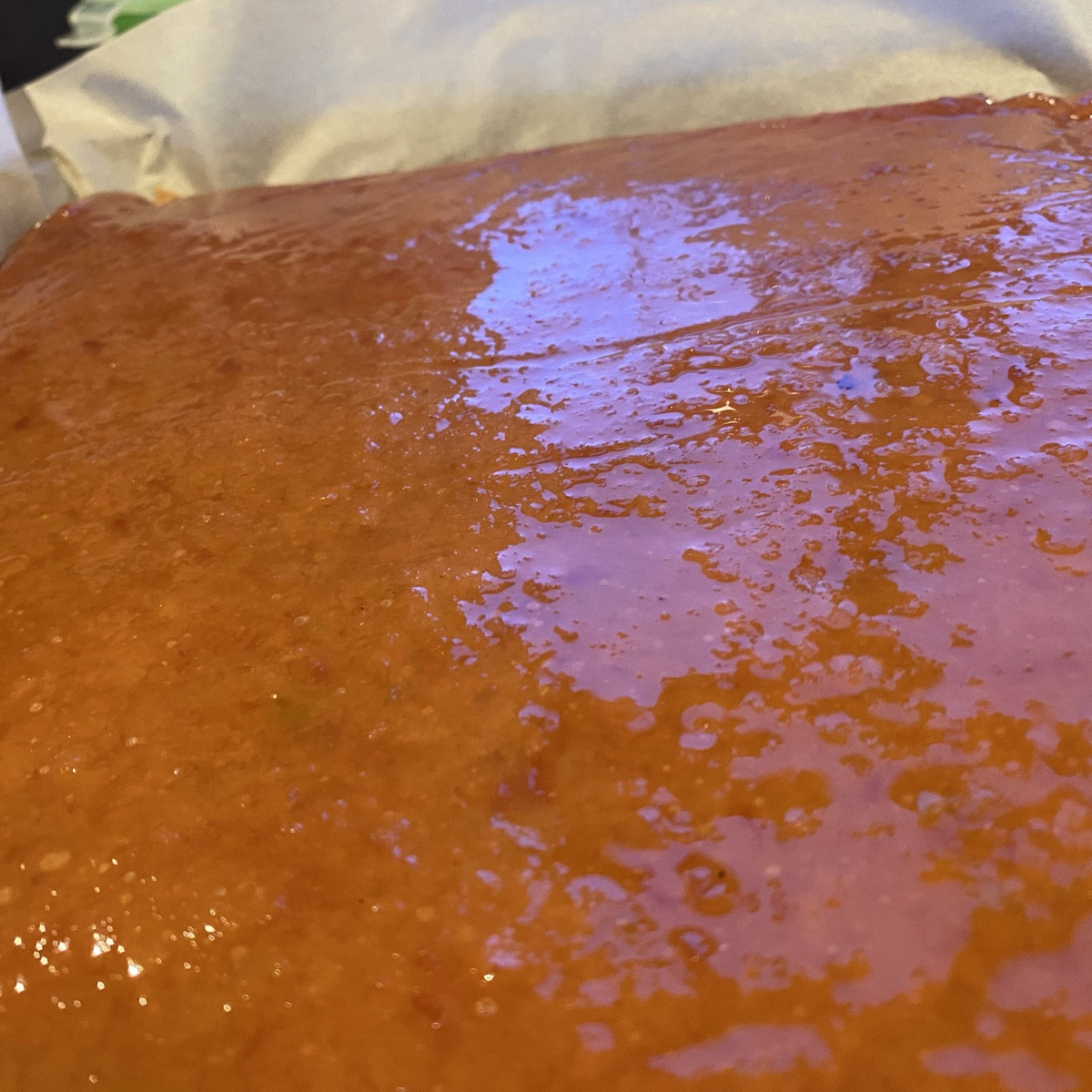 Mein Quittenbrot sah erst gut aus, hat jetzt aber seit vorgestern viel Zuckerwasser „ausgeschwitzt“.
Weitere Trocknungs…