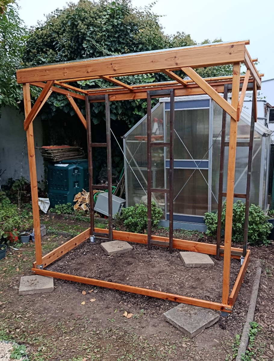 #tomatenunterstand 
Die Unterkonstruktion für das Dach ist fertig und ich habe es noch geschafft, vor dem Regen alles z…